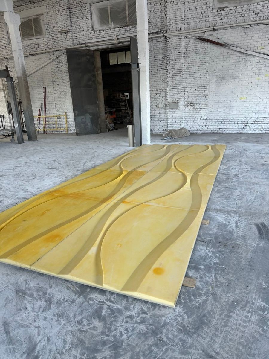 Жёлтая полиуретановая матрица с рисунком волн в цехе